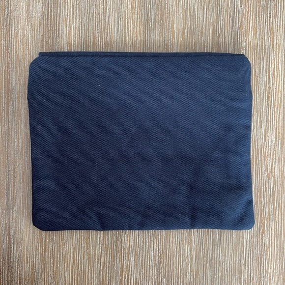 Delta One Someone Somewhere Travel Amenities Kit First Class in Blue - Picture 4 of 11